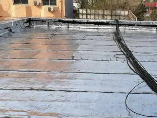 丰镇卫生间漏水维修公司分享下丰镇屋面楼顶防水刚性防水层施工要点。